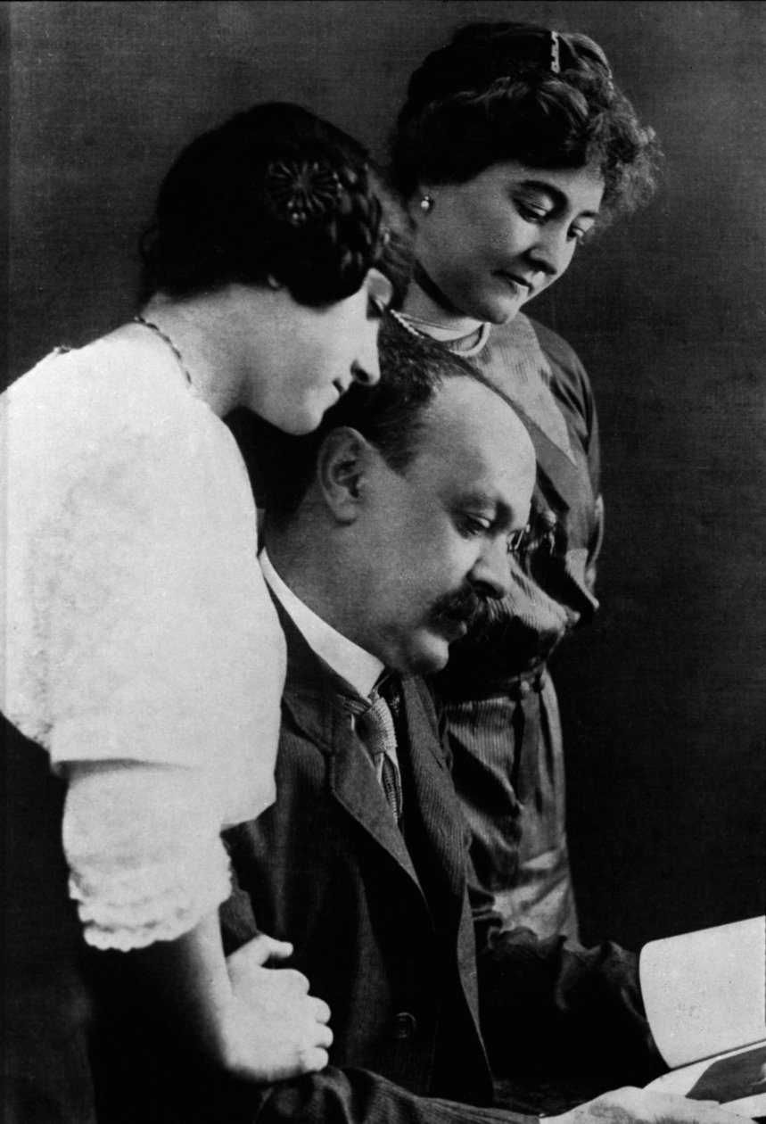 Portræt af Italo Svevo, italiensk forfatter (1861-1928) med sin kone og datter. af Italian Photographer