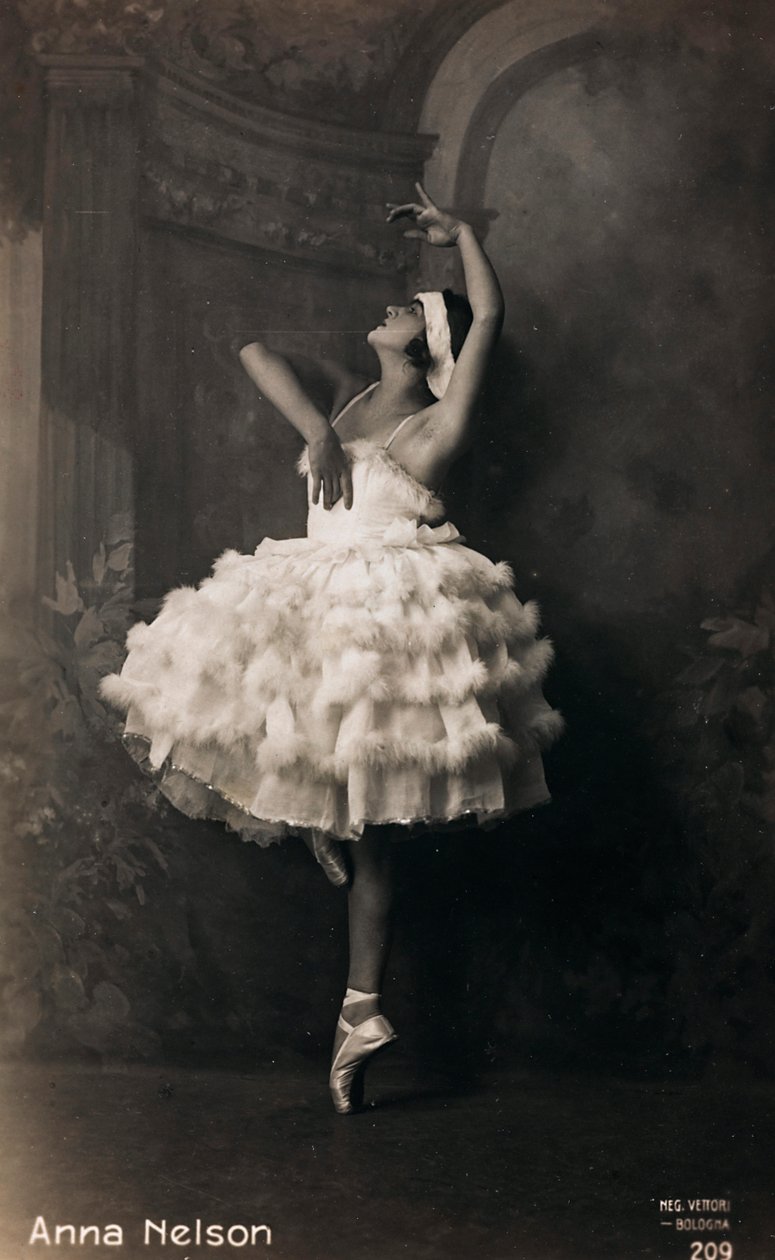 Portræt af en ballerina, postkort; støtten indeholder indikationen "Anna Nelson" af Italian Photographer
