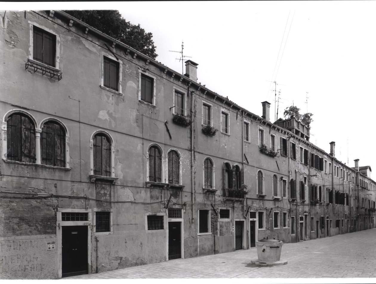 Række af huse på Calle Riello, Venedig af Italian Photographer