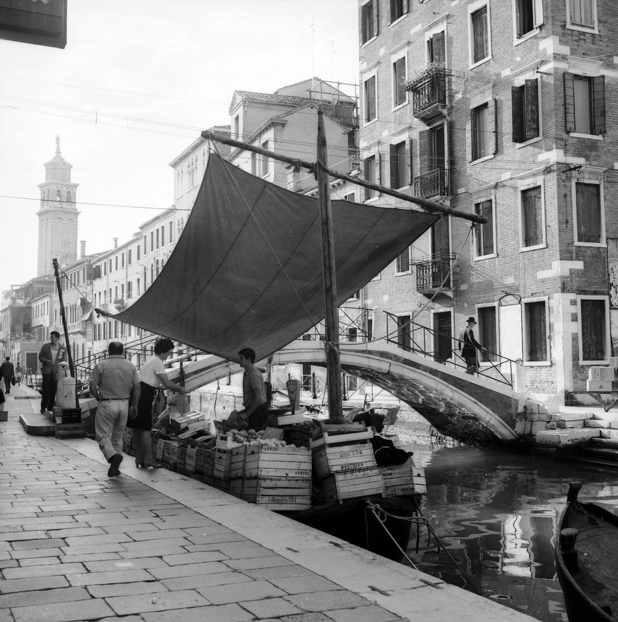 Salg af frugt og grønt om bord på en båd i en kanal, Venedig af Italian Photographer