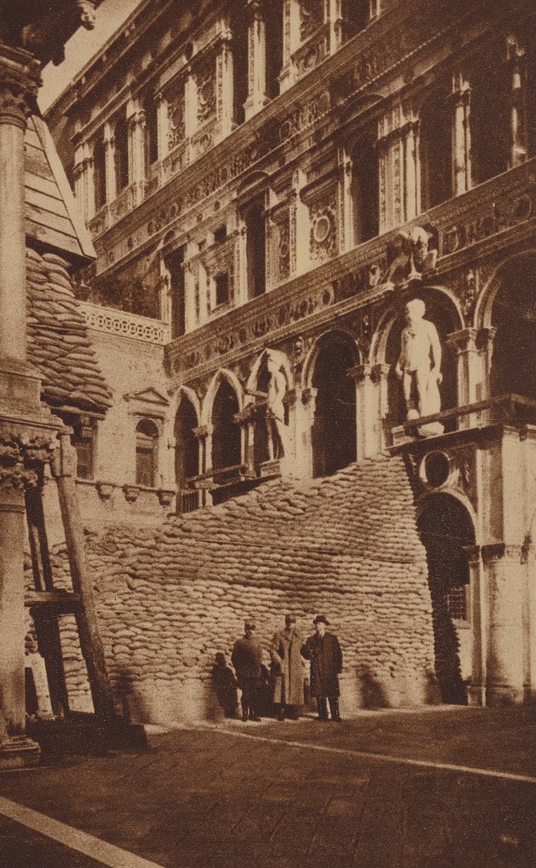 Scala dei Giganti ved Dogepaladset, Venedig, beskyttet af sandsække, Første Verdenskrig (s/h-foto) af Italian Photographer