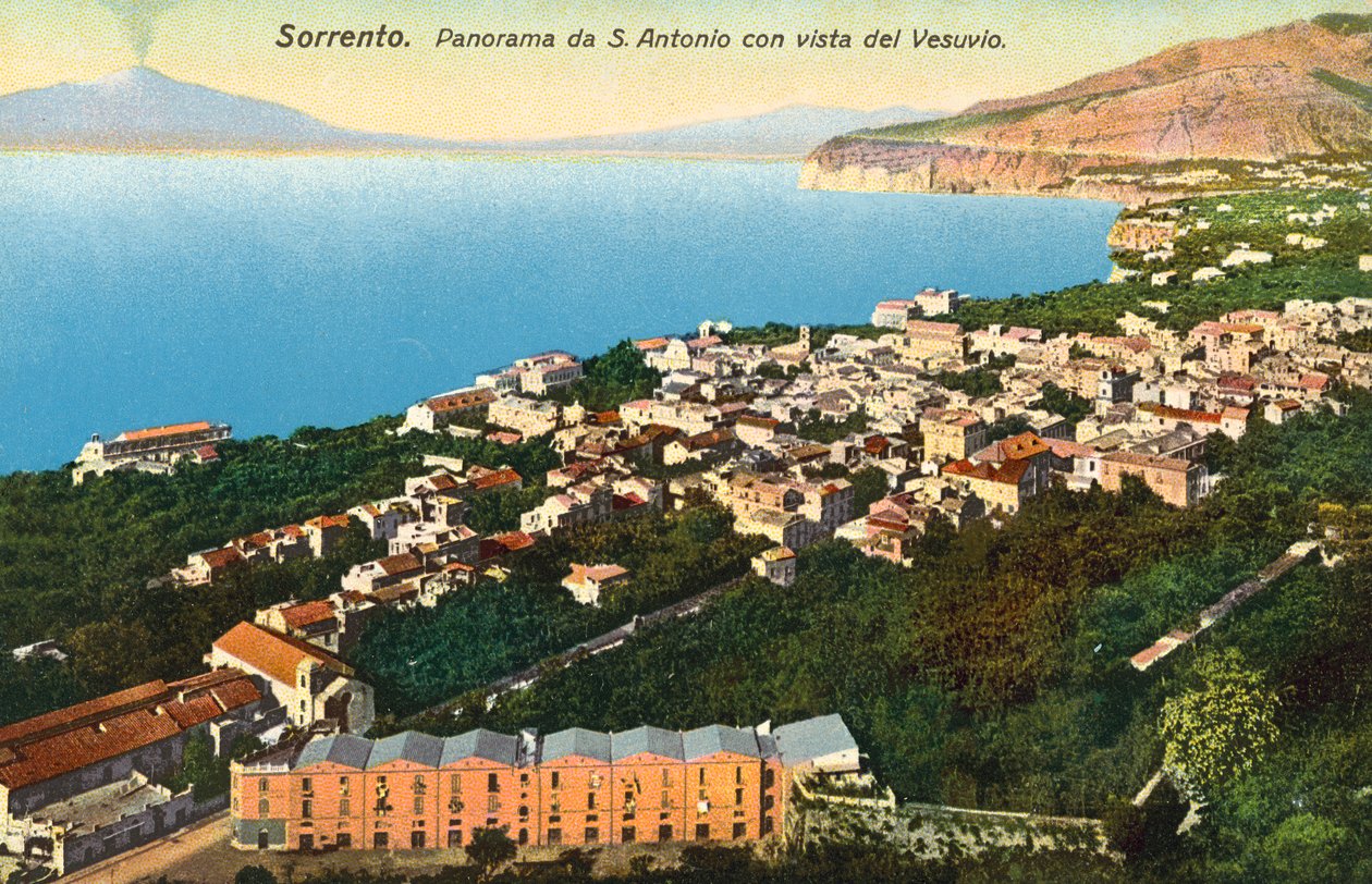 Sorrento, Panorama fra S Antonio med udsigt til Vesuv (farvefoto) af Italian Photographer