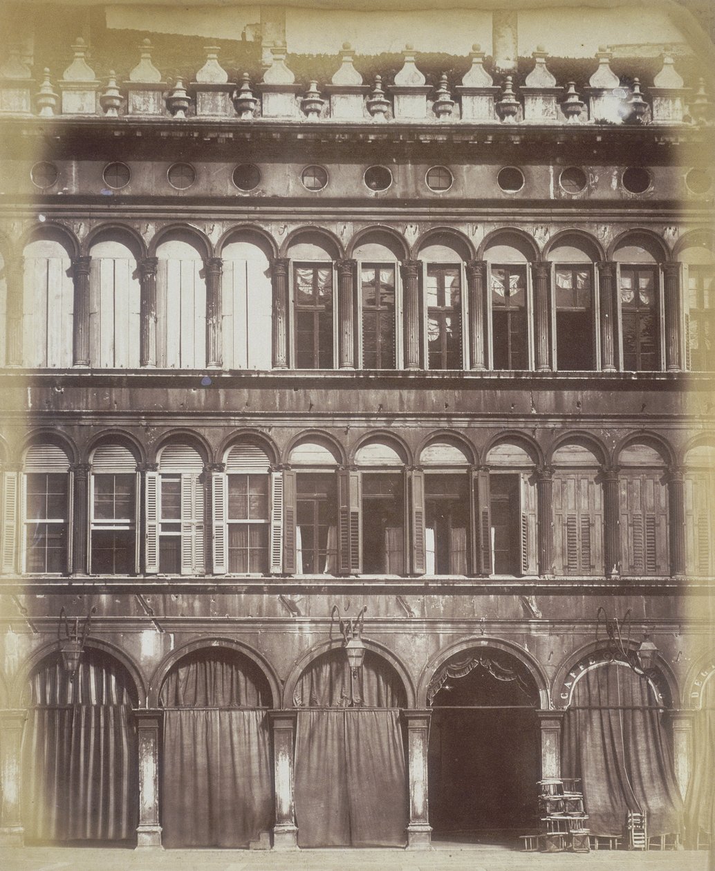 Facaden af en venetiansk bygning, c.1865 af Italian Photographer