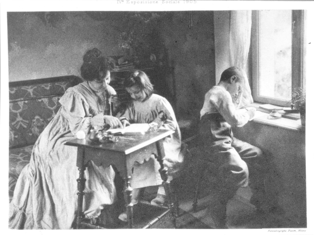 The Reading Lesson, 1905 (sølvbromid gelatinetryk) af Italian Photographer