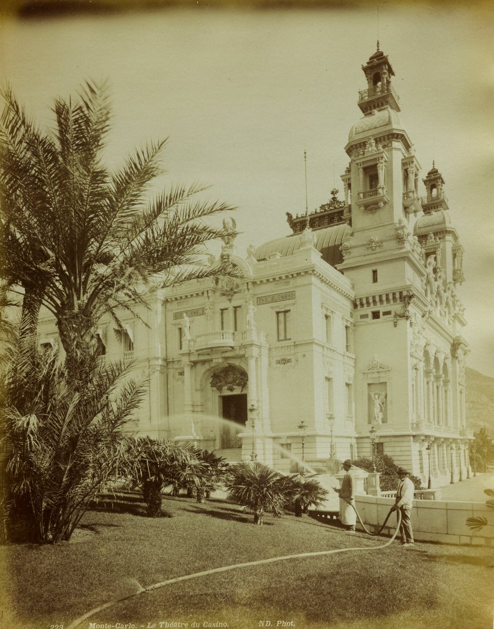 Teatret annekteret til kasinoet i Montecarlo. I forgrunden udsigt til haven prydet med palmer af Italian Photographer