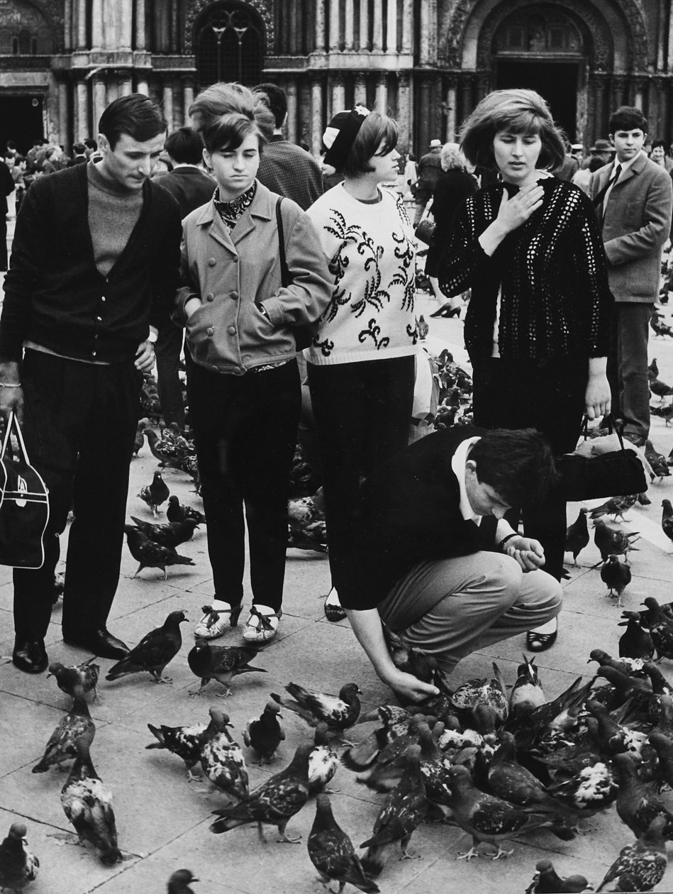 Turister fodrer duer, Piazza San Marco, Venedig, ca. 1970 (s/h-foto) af Italian Photographer