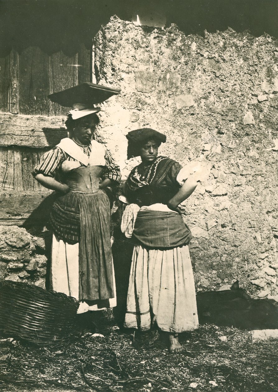 To bønder fra det romerske landskab iført traditionelt tøj, Italien, ca. 1910 af Italian Photographer