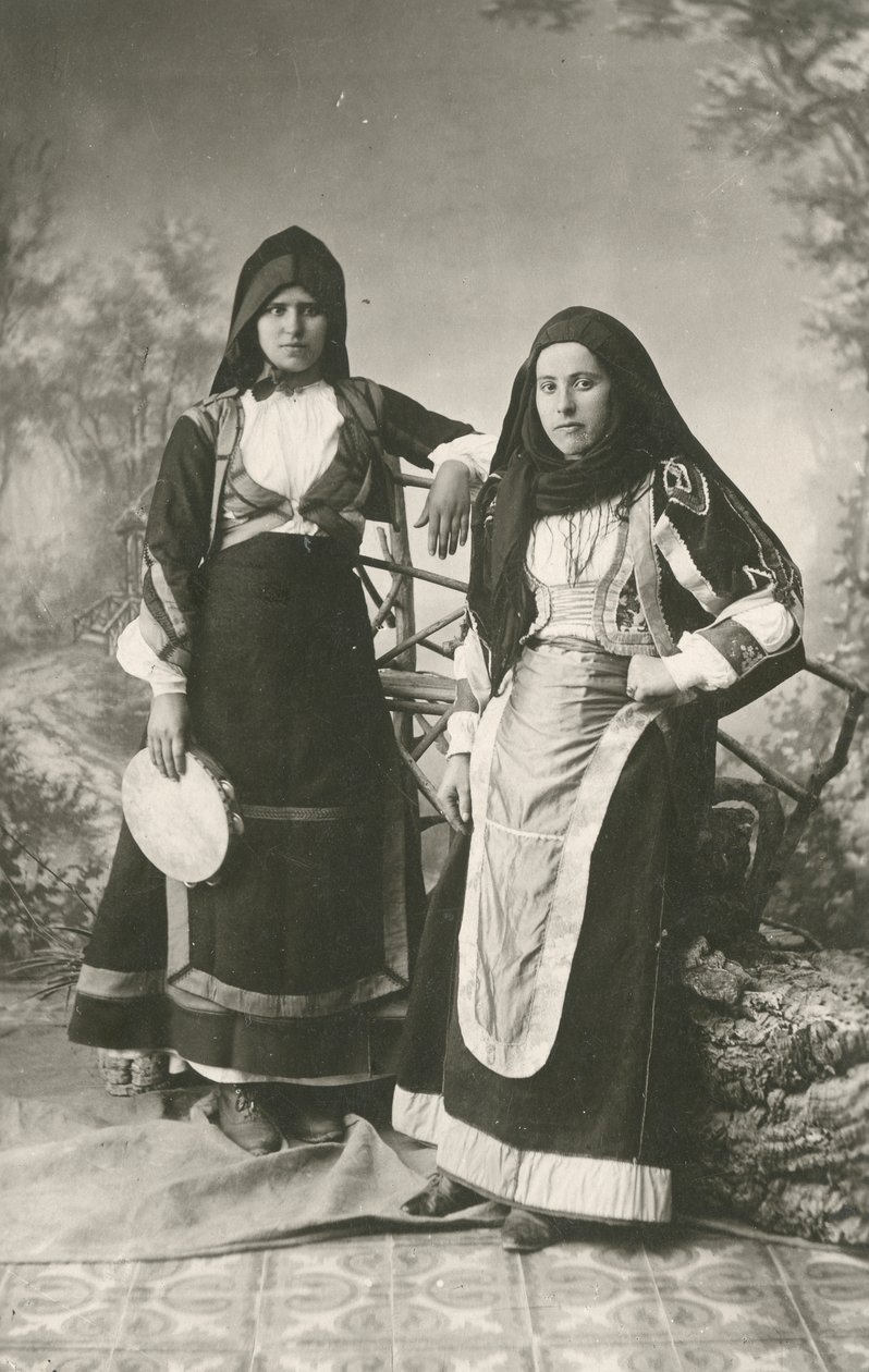 To kvinder iført traditionelt tøj fra Belvi og Aritzo, Sardinien, Italien, ca. 1910 af Italian Photographer