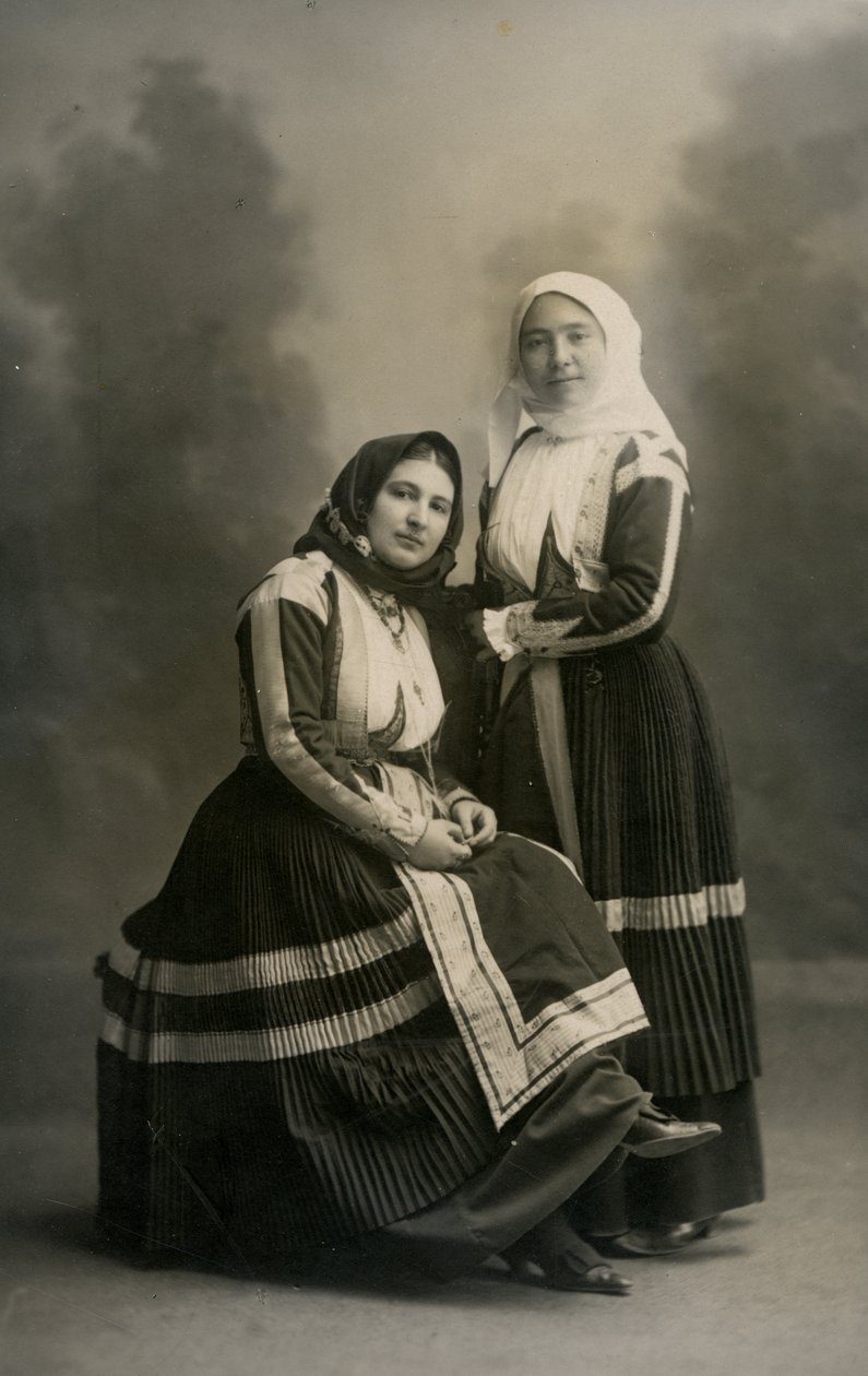 To kvinder iført traditionelle dragter, Fonni, Sardinien, Italien, ca. 1915 af Italian Photographer