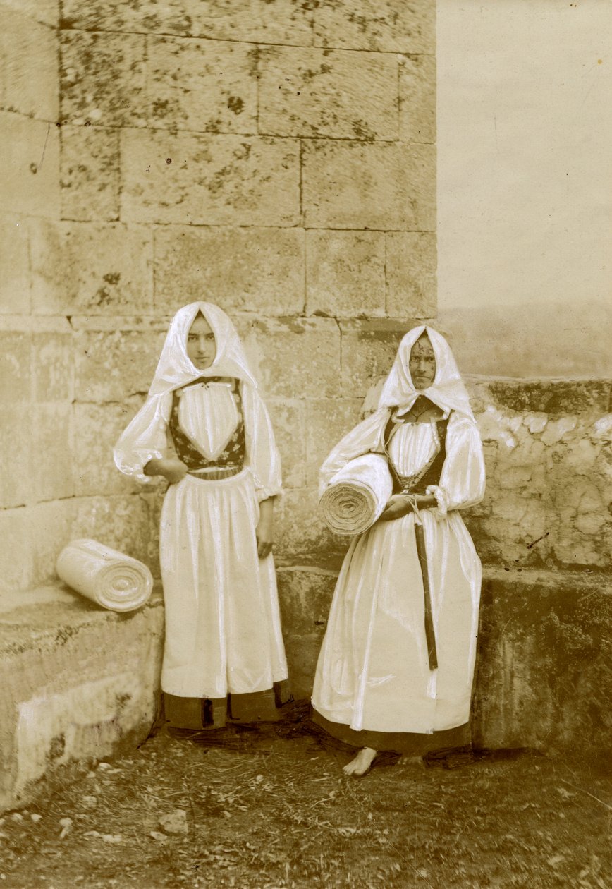 To kvinder iført traditionelle dragter, sælgere af orbace (sardinsk fåreuld), Sardinien, Italien, ca. 1915 af Italian Photographer