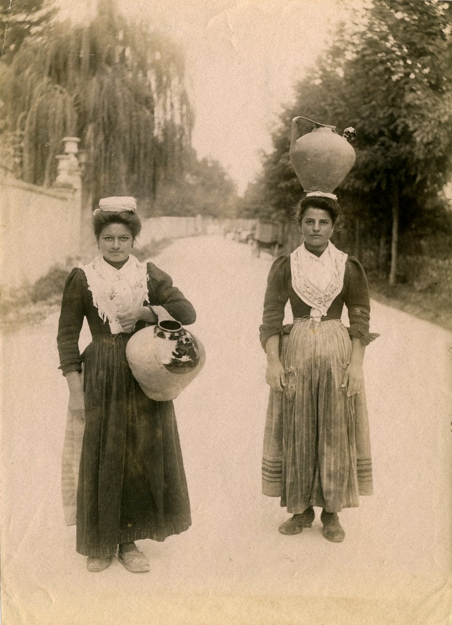 To unge kvinder med terrakottakrukker, Roccaraso, Abruzzo, Italien, ca. 1905 af Italian Photographer