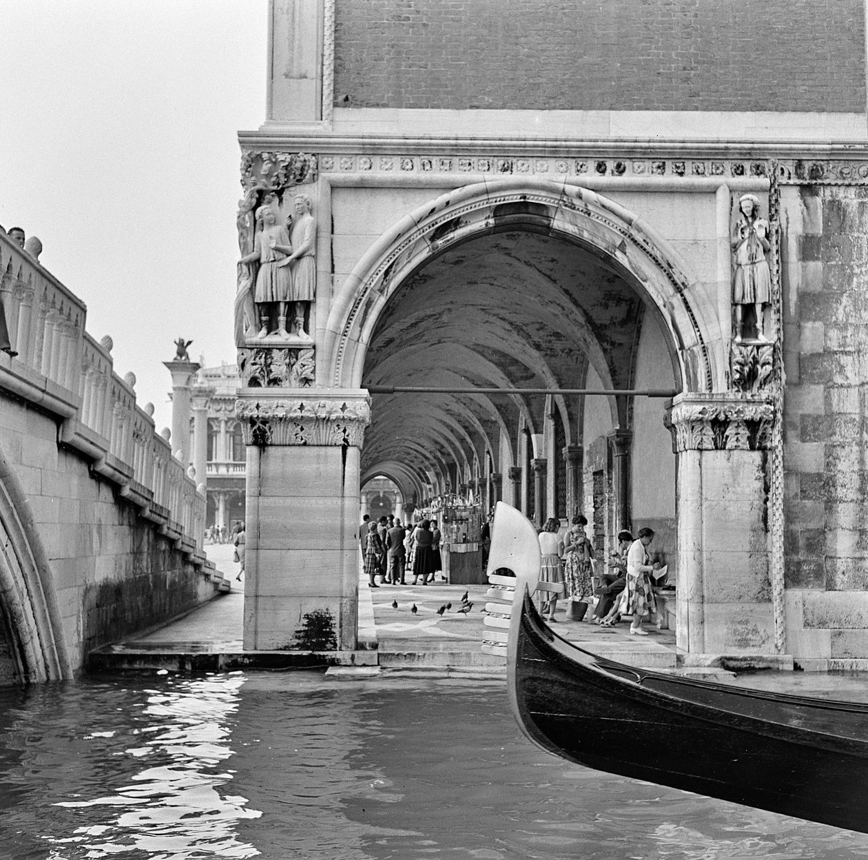 Venetiansk scene, ca. 1960 (s/h-billede) af Italian Photographer