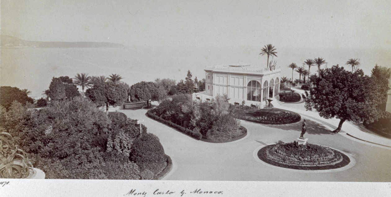 Udsigt over en af Montecarlos haver i Fyrstendømmet Monaco. I midten af haven, med udsigt over havet, et lysthus af Italian Photographer