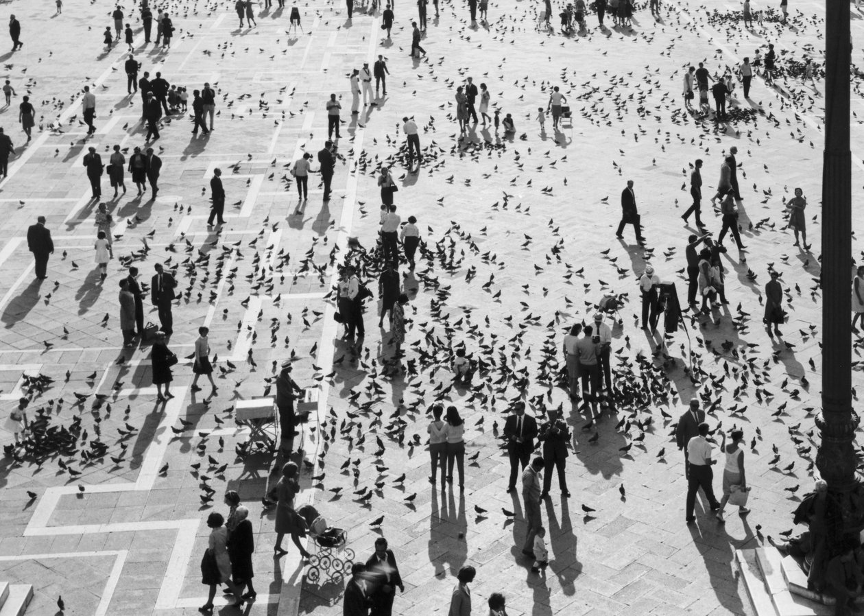Udsigt over folkemængderne på Piazza San Marco, Venedig, ca. 1965 (s/h-foto) af Italian Photographer