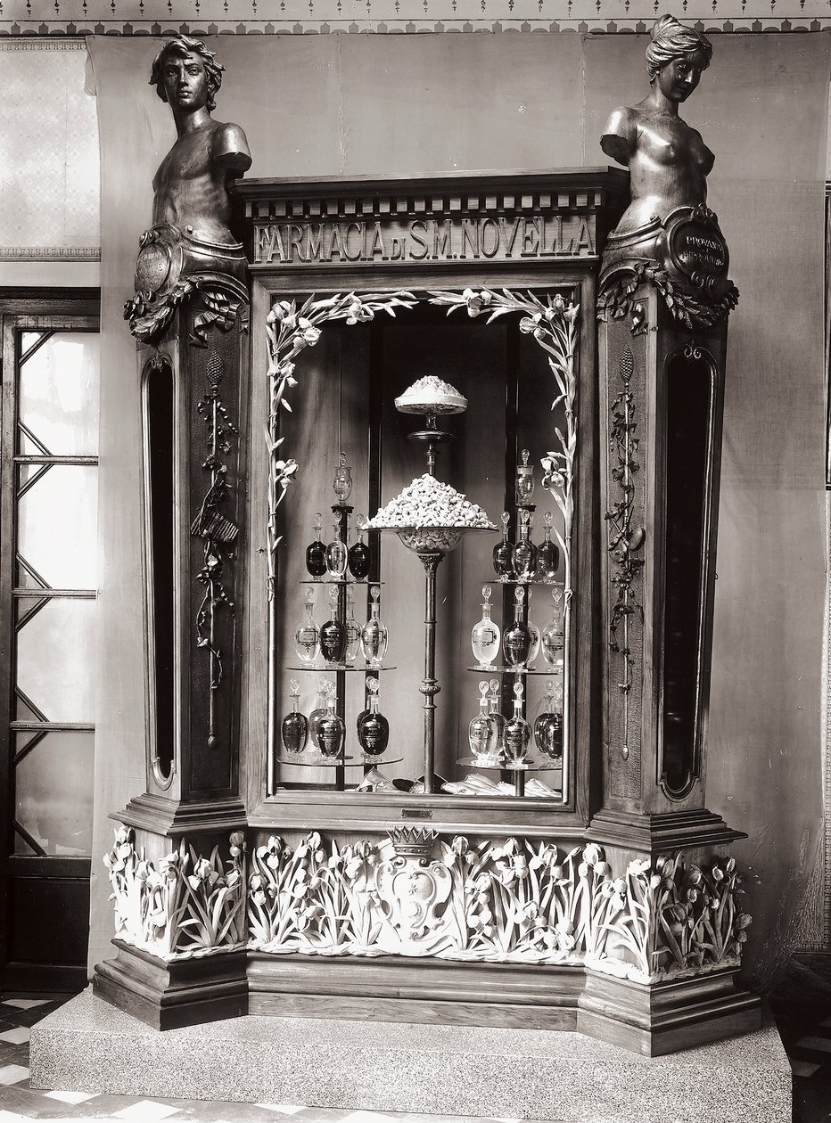Vitrine, Officina Profumo, Pharmaceuticals of Santa Maria Novella, Firenze, Italien af Italian Photographer