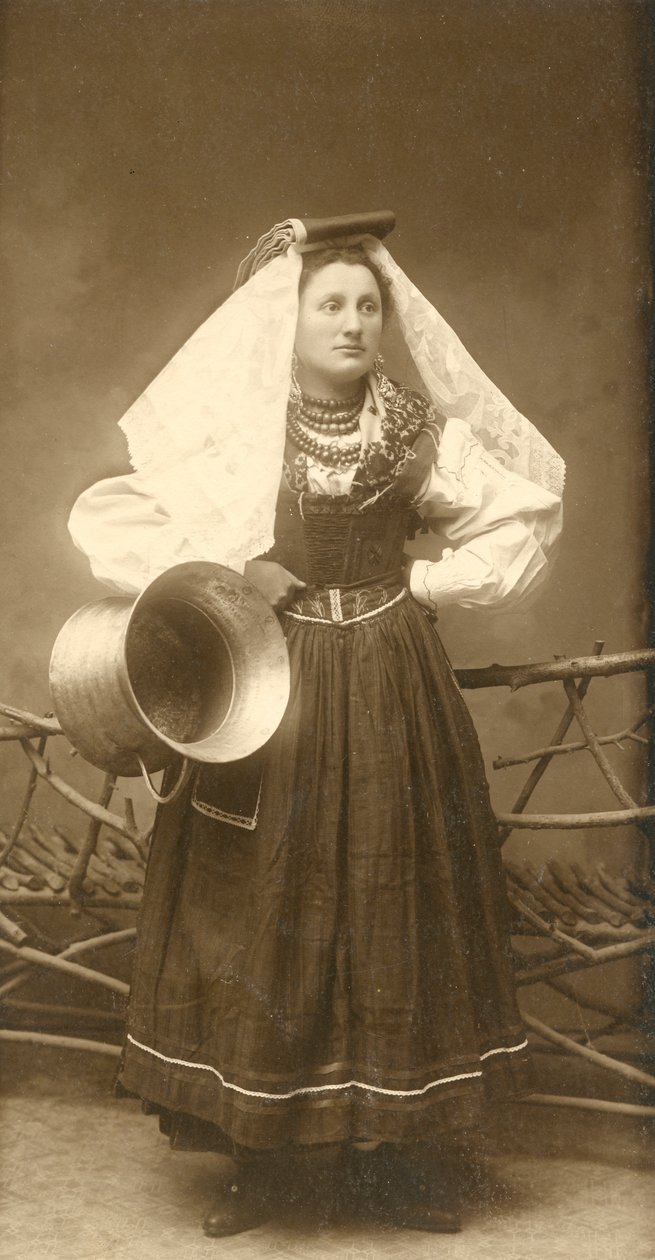 Kvinde iført traditionelt kostume og med kobberbeholder i hånden, Abruzzo, Italien af Italian Photographer