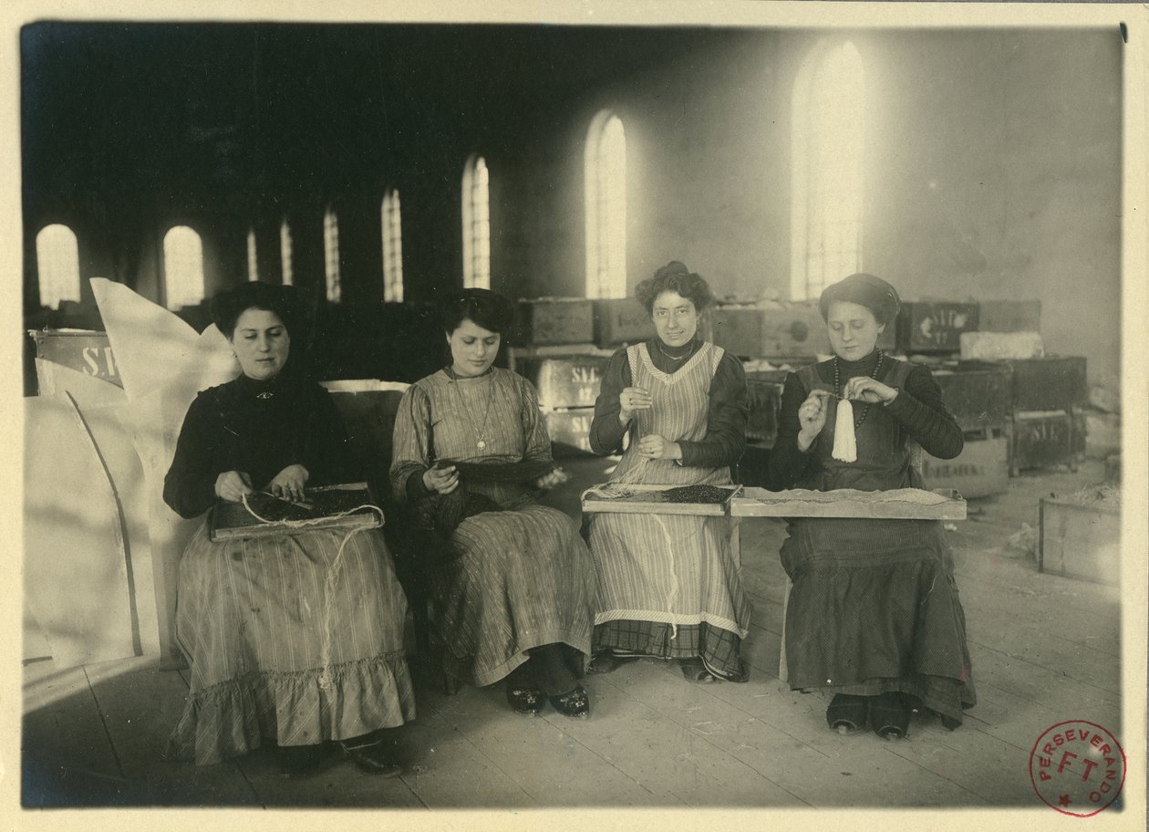 Kvinder arbejder i passementarieværksted, Italien, foto af F Trembini af Italian Photographer