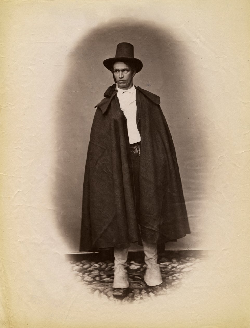 Ung mand iført kappe og hat, Parre, Lombardiet, Italien, fotografi af Premiata Fotografia Taramelli, Bergamo af Italian Photographer