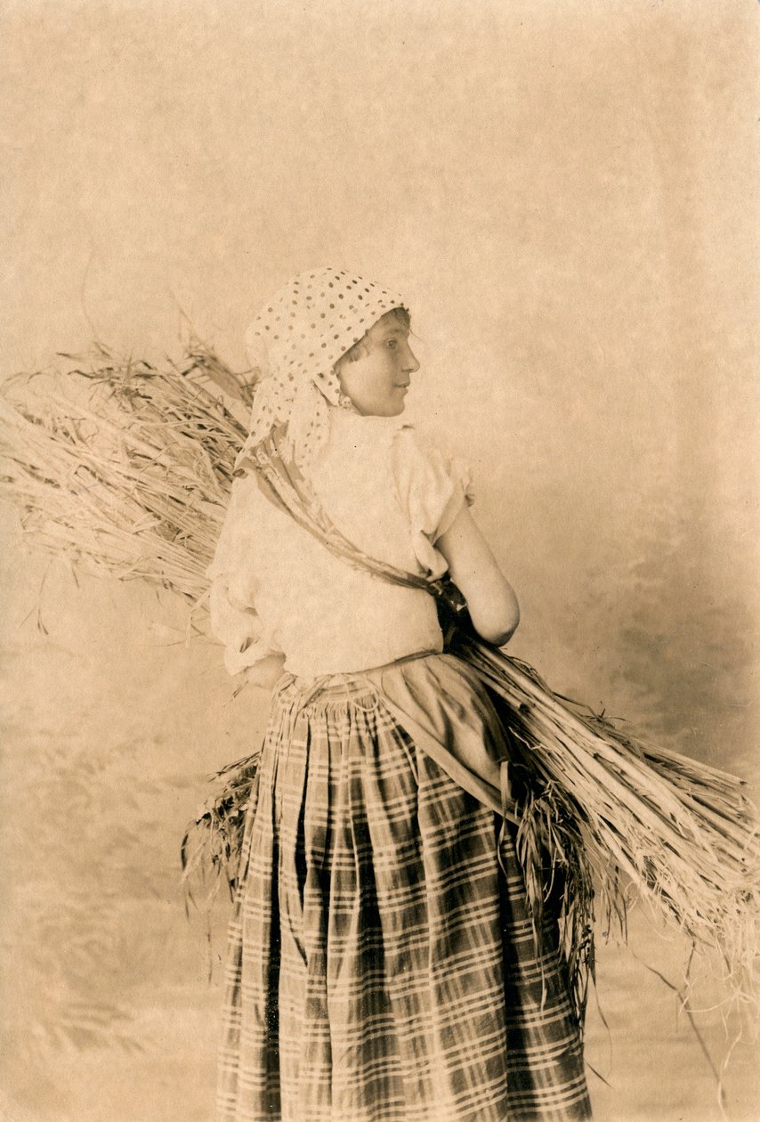 Ung bondekone iført traditionelt tøj, Lucera, Puglia, Italien, fotografi af R Manfredonia, Lucera, ca. 1900 af Italian Photographer