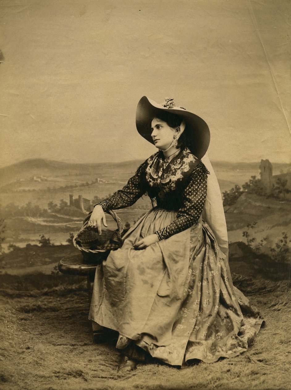 Ung kvinde iført tøj og stråhat fra Sienas landskab, Toscana, Italien, fotografi af Paolo Lombardi, Siena, ca 1890 af Italian Photographer