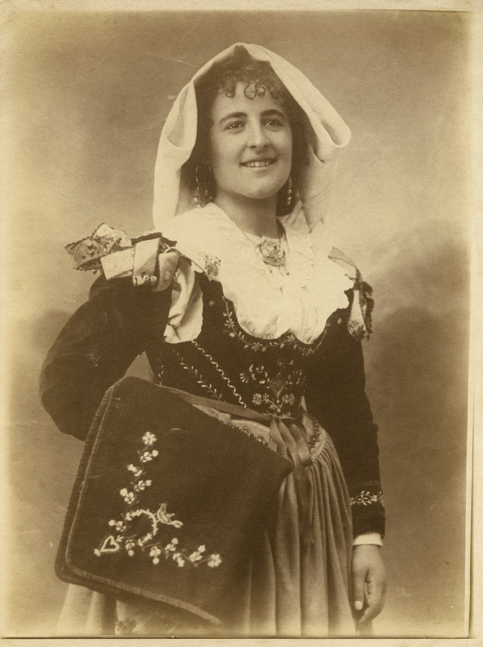 Ung kvinde iført traditionel kjole og hovedbeklædning, Abruzzo, Italien af Italian Photographer