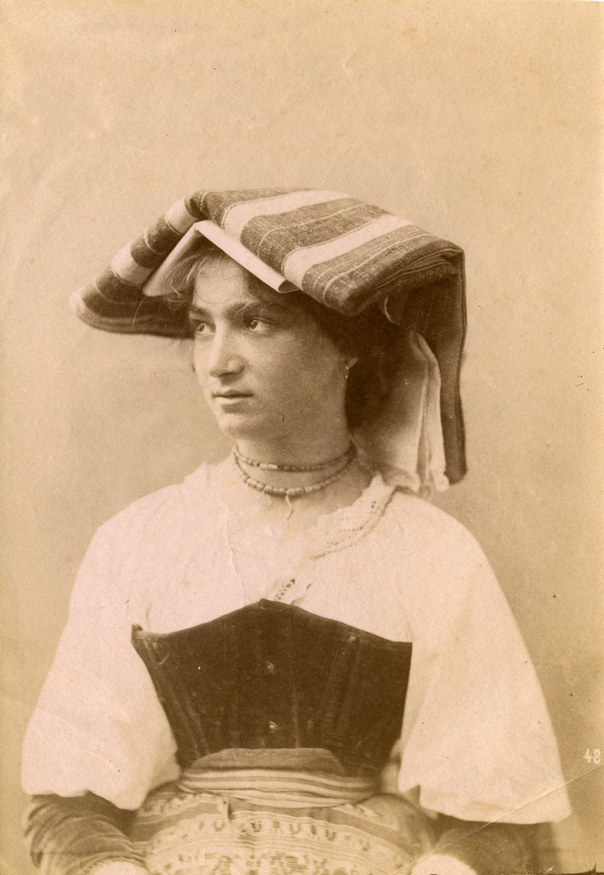 Ung kvinde iført traditionel kjole og hovedbeklædning, det romerske landskab, Lazio, Italien, ca. 1905 af Italian Photographer