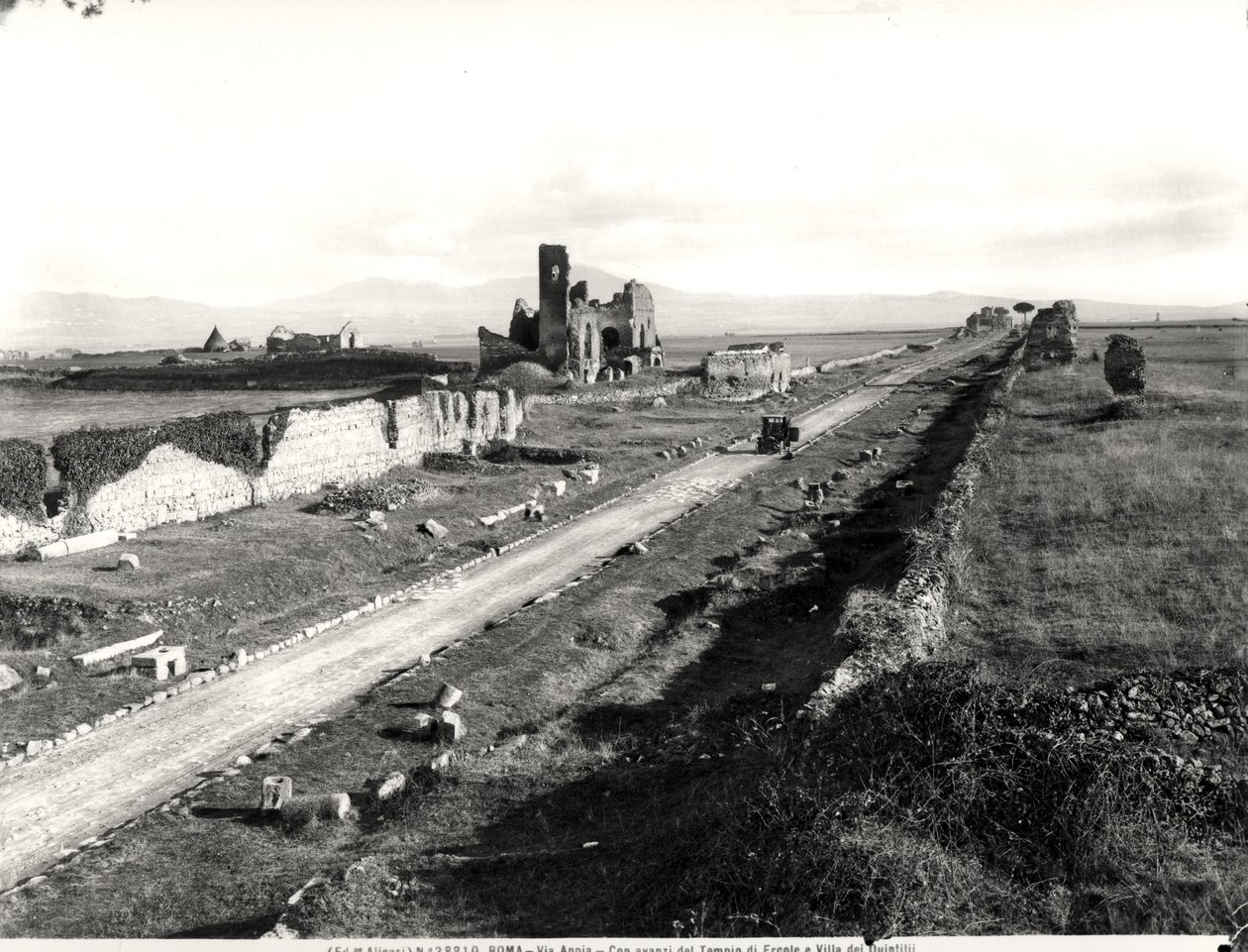 Udsigt over Via Appia med Hercules-templets ruin og Villa dei Quintili af Italian Photographer Italian Photographer