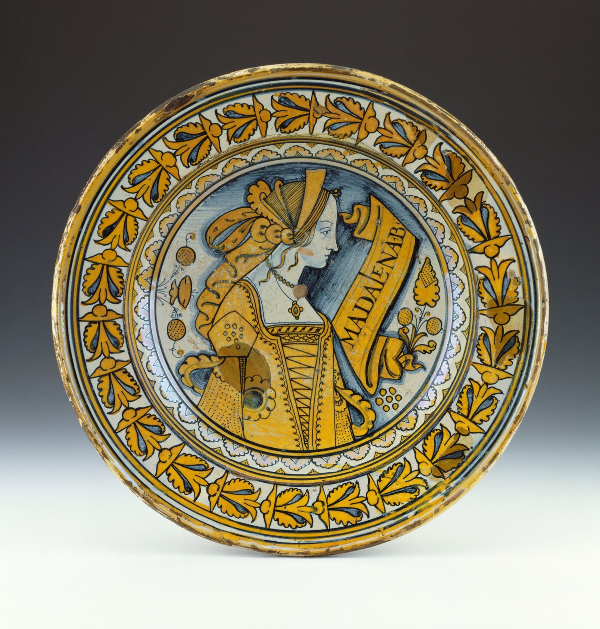 Et Deruta blå og guld lustreret portrætfad forestillende en ung kvinde i profil og indskrevet Madalena B, ca. 1525 (lustreret keramik) af Italian School