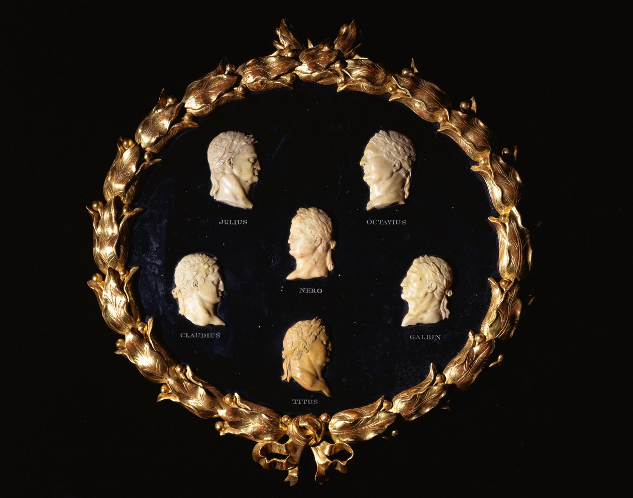 Et sæt på seks italienske Siena marmor relief profil buster af romerske kejsere, indridset med navnene Octavius, Galbin, Titus, Claudius, Julius og Nero af Italian School