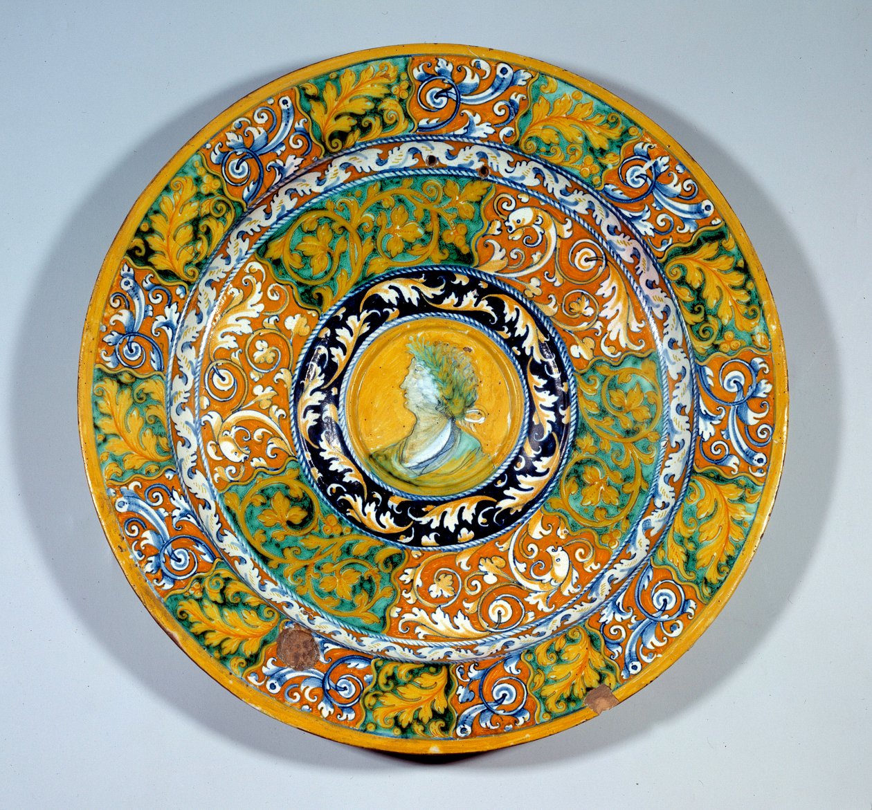 Aiguiere bassin i majolic (maiolica) dekoreret i fajance af Faenza. Omkring 1540-1550. paris, Louvre-museet af Italian School