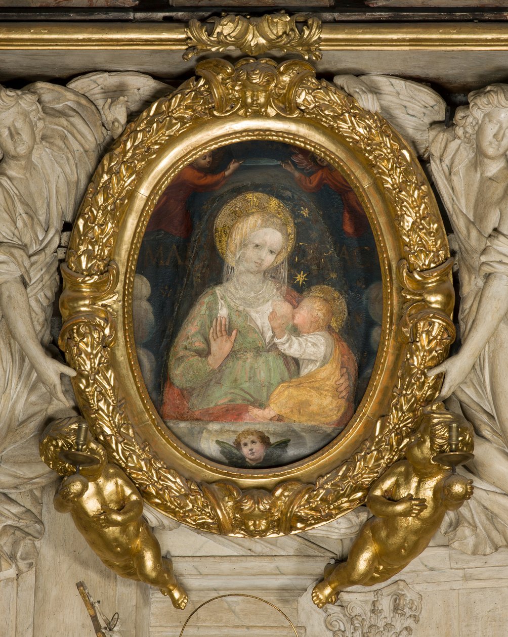 St. Eusebius alter, Fresco Our Lady of Peace 15. århundrede, indsat i rammen med engle i 1622 af Italian School