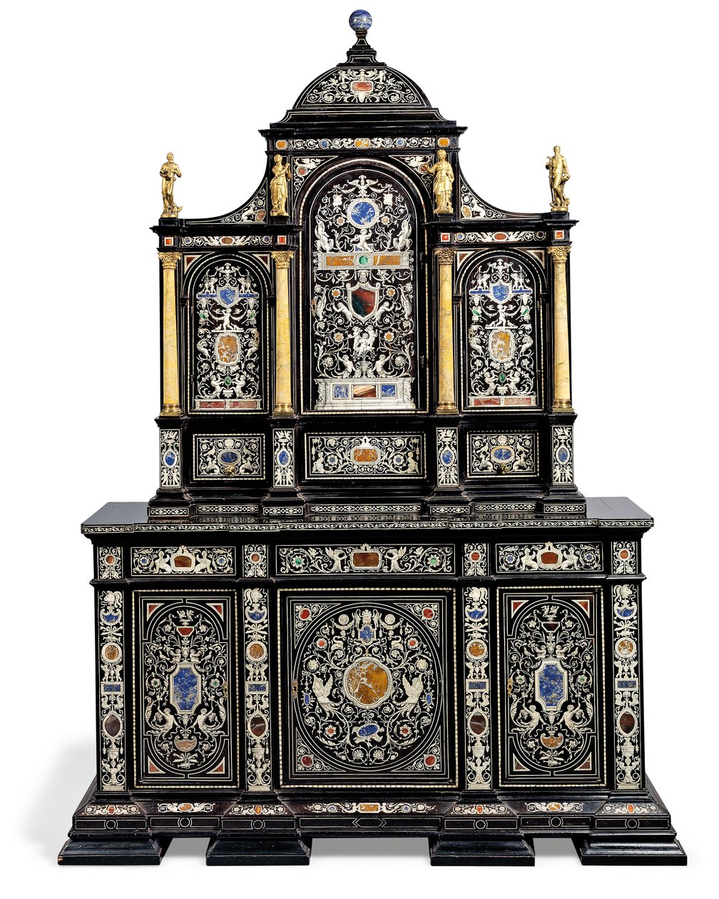 Et italiensk ormolu-monteret elfenbens- og hårdstensindlagt kabinet i ibenholt og ibenholt (elfenben og ibenholt) af Italian School
