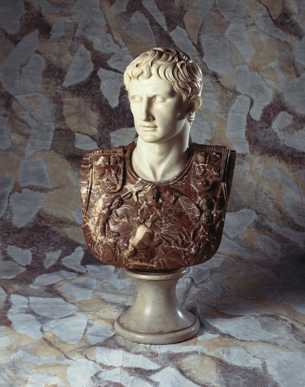 En italiensk skulptureret statue og breccia marmor buste af Cæsar Augustus, efter det antikke af Italian School