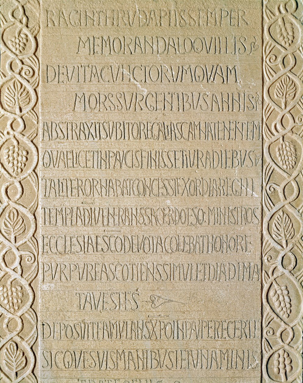 Middelalderens arkæologi (middelalderen). Barbarian Art of Lombardiet: Dronning Ragnetrudes (Raginthruda) gravsten stammer fra 740-750. Lombard kunst. Pavia, Civic Museum, Arkæologisk Sektion (Pavia, Musei Civici, Sezione Archeologia). af Italian School