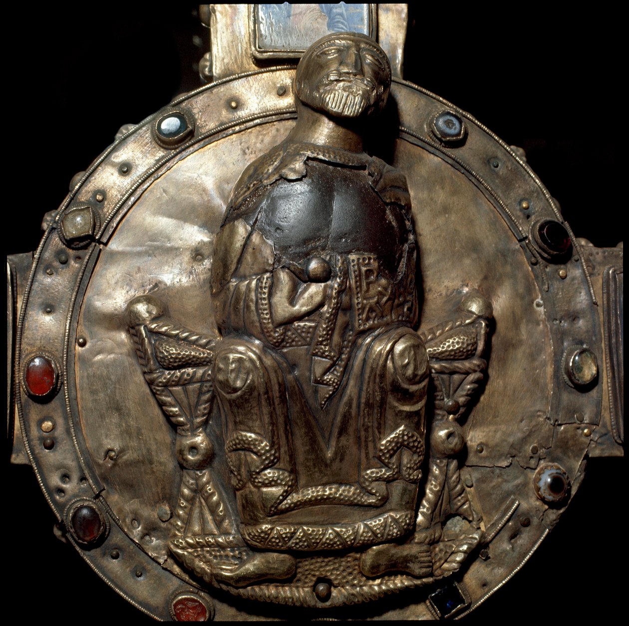 Middelalderens arkæologi (middelalderen). Barbarkunst fra Lombardiet: Cross of Desiderio (Kors af Kong Didier). Sølv og guldblade indlagt med ædelsten, glas og camee. Detalje af den centrale skive med Kristus på tronen af Italian School