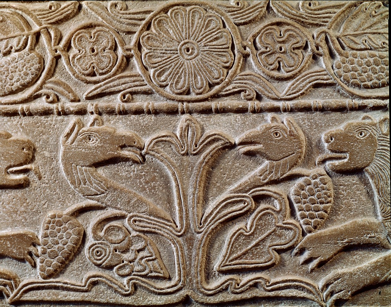 Middelalderens arkæologi (middelalderen). Barbarkunst fra Lombardiet: pluteus af prinsesse Theodote, kong Cuniperts elskerinde kaldet den fromme Cuniperto, regne fra 688 til 700). Detalje af tallerkenen med griffiner, ca. 720. Lombard kunst, marmor. Pavia, af Italian School