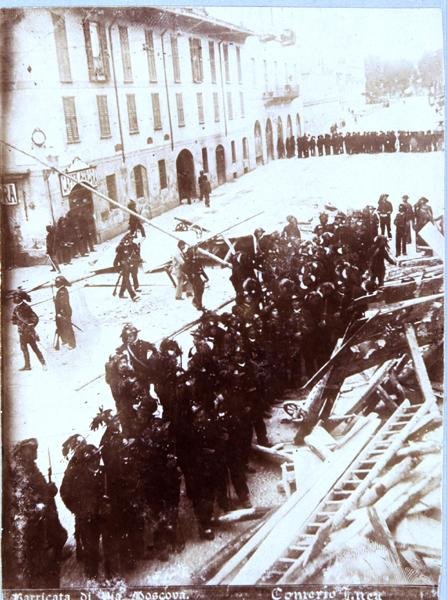 Barrikader og riffelregimentet i Via Moscova, under optøjerne i Milano, 6.-9. maj 1898 (s/h foto) af Italian School
