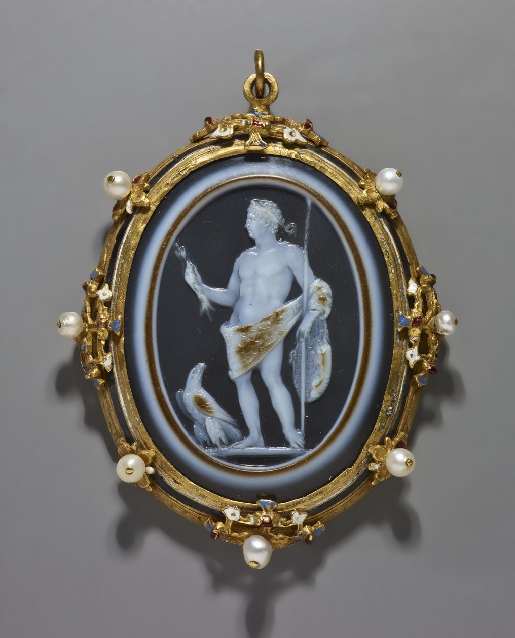 Cameo portrætterer en romersk kejser som Jupiter, Cameo: Roman, A.D. 41–-54, Ramme: Italiensk, slutningen af 1500-tallet (cameo: sardonyx; ramme: guld, emalje og perler) af Italian School