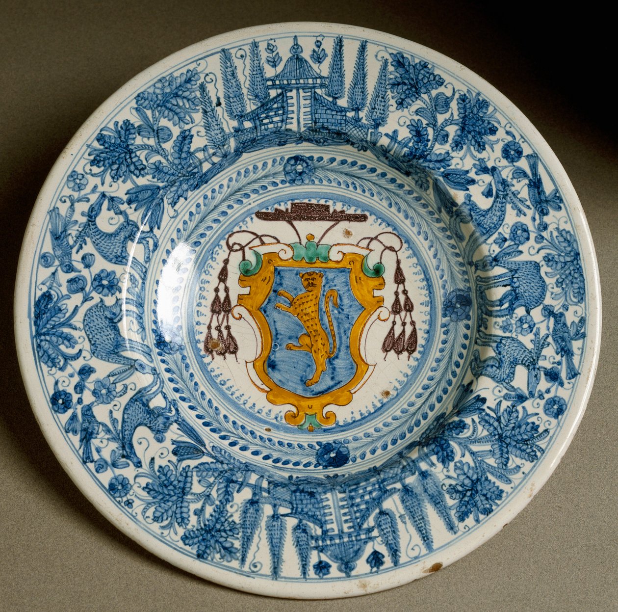 Kardinals våbenskjold. Keramisk plade produceret i Deruta, Italien. 1620 omkring Firenze, Museo Nazionale del Bargello af Italian School