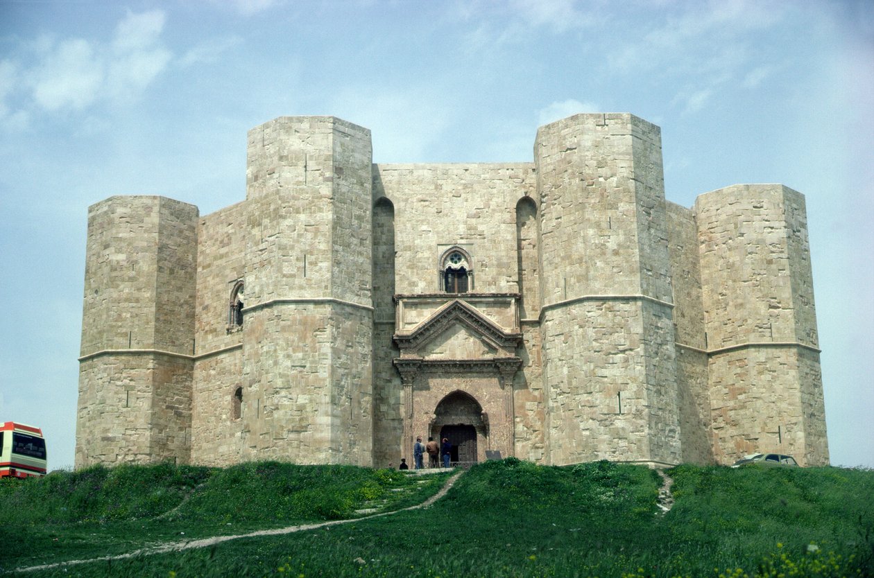 Castel del Monte, bygget under kejser Frederik II (1194-1250) ca. 1240-50. af Italian School