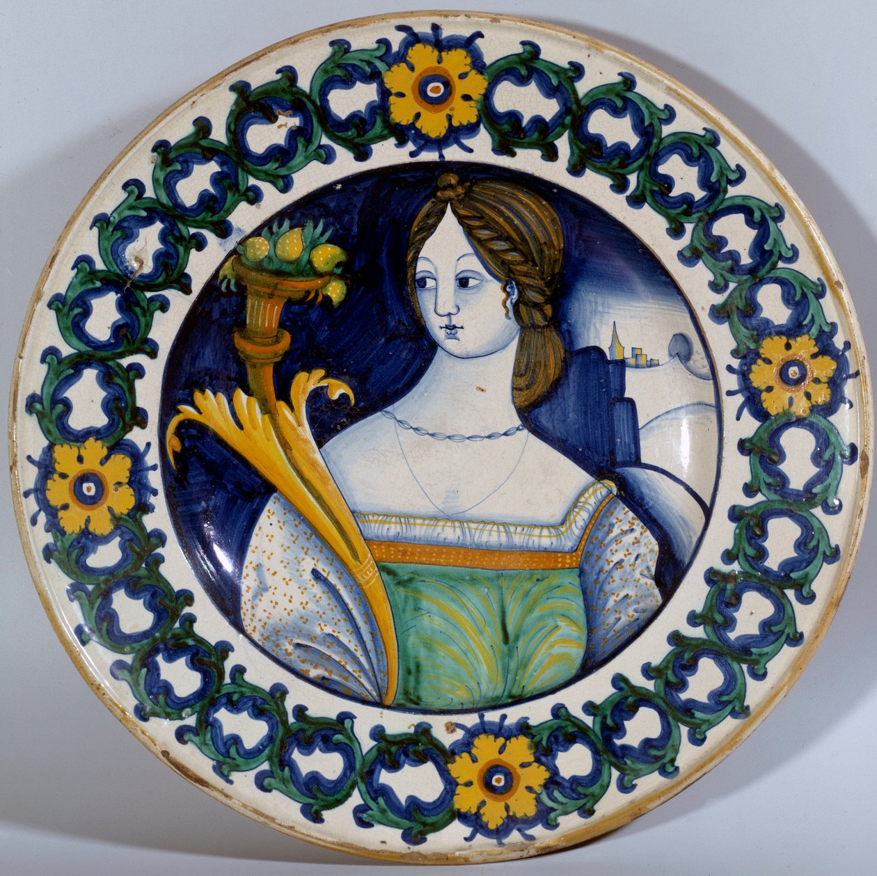Keramisk tallerken af Deruta decoree med et portræt af en kvinde. Omkring 1510 Sevres. Porcelænsfremstilling af Italian School