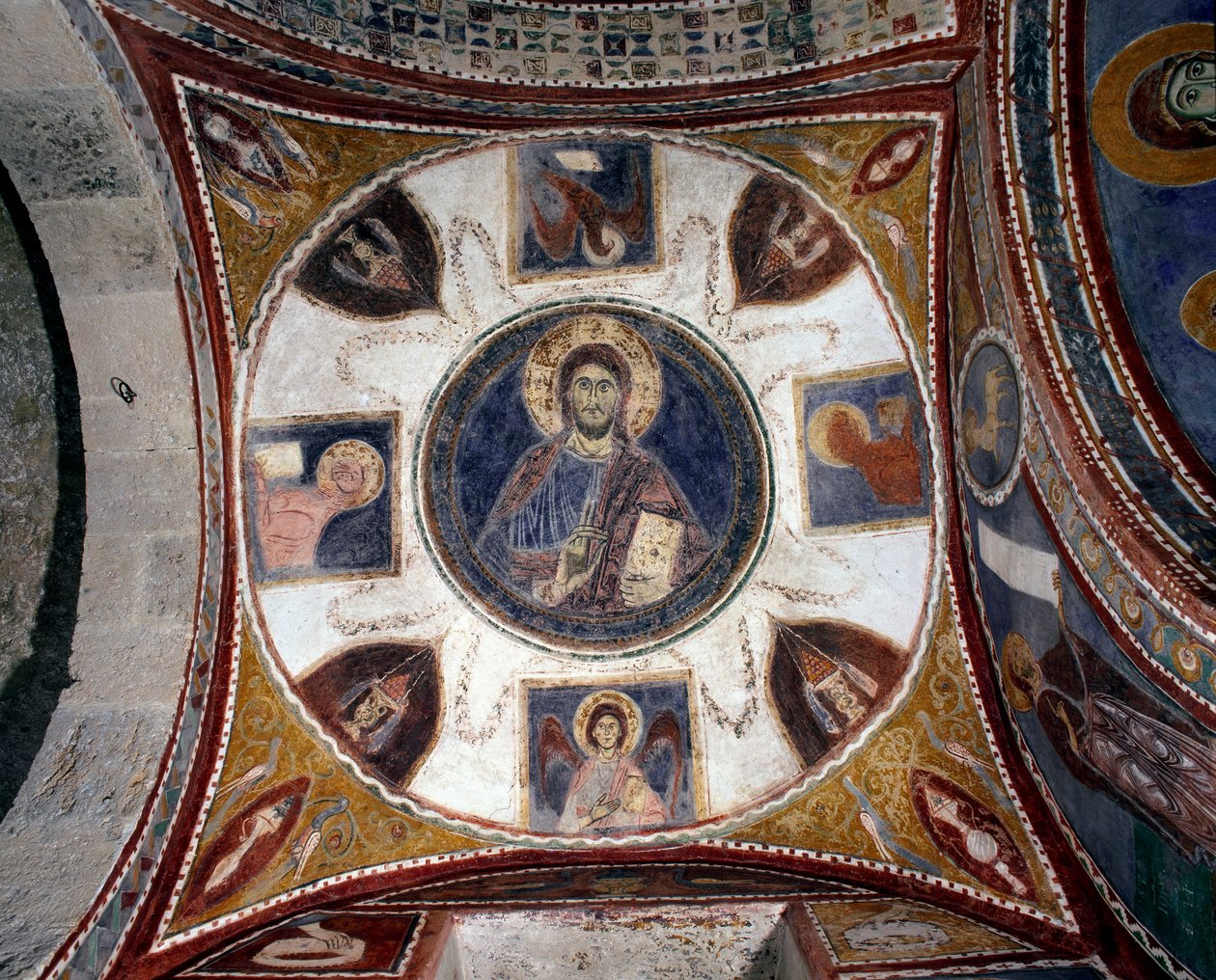 Kristus giver velsignelse omgiver symboler på evangelister Fresco fra det 13. århundredes italienske skole. Hvælving 15 af krypten i katedralen i Anagni. Italien af Italian School