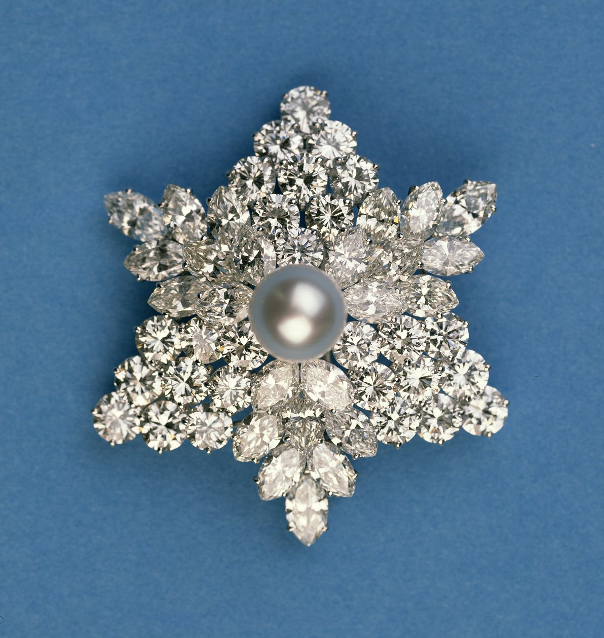 Cirkulær og marquise diamant snefnug broche fra Bulgari af Italian School