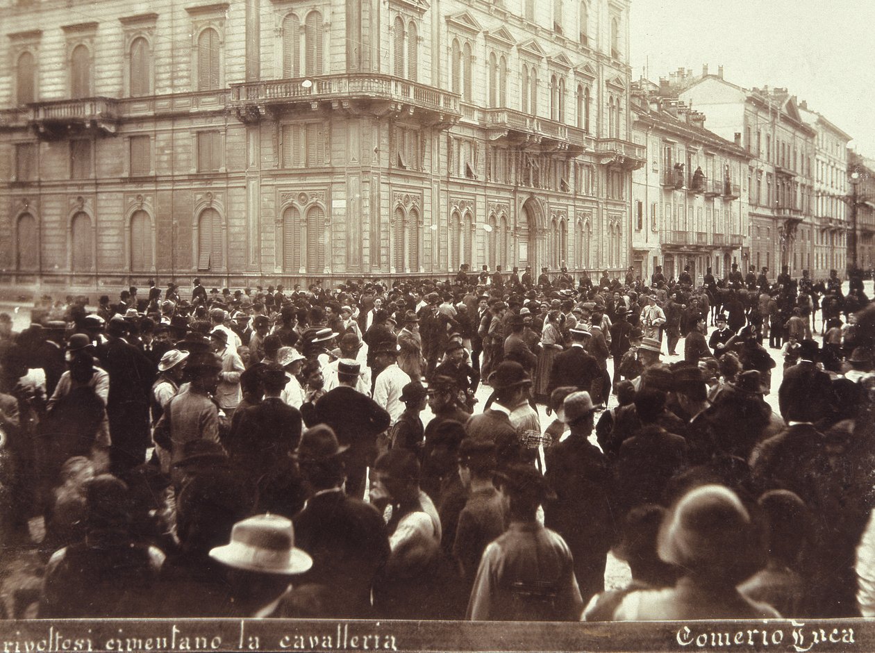 Borgere udfordrer general Bava Beccaris kavaleri under optøjerne i Milano, 6.-9. maj 1898 af Italian School