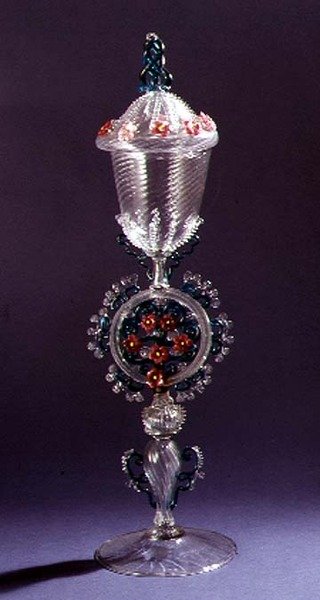 Farveløst bæger med udsmykket farvet stilk af Salviati & Co. 1869 (glas) af Italian School