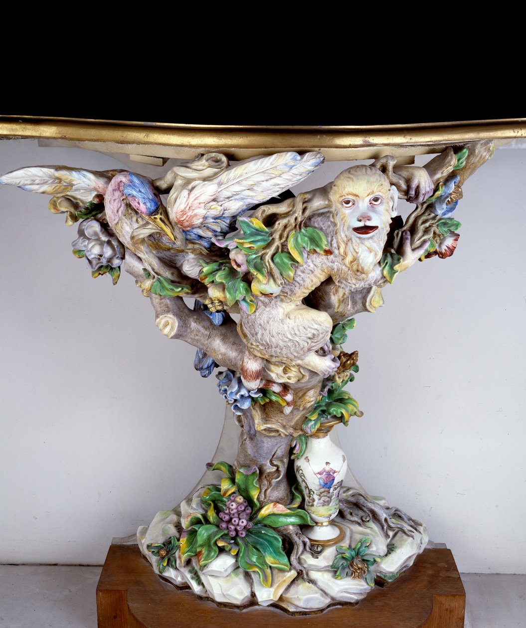 Konsol af blødt porcelæn i fremstillingen af Capodimonte. Sevres fra det 18. århundrede. Porcelænsfremstilling af Italian School