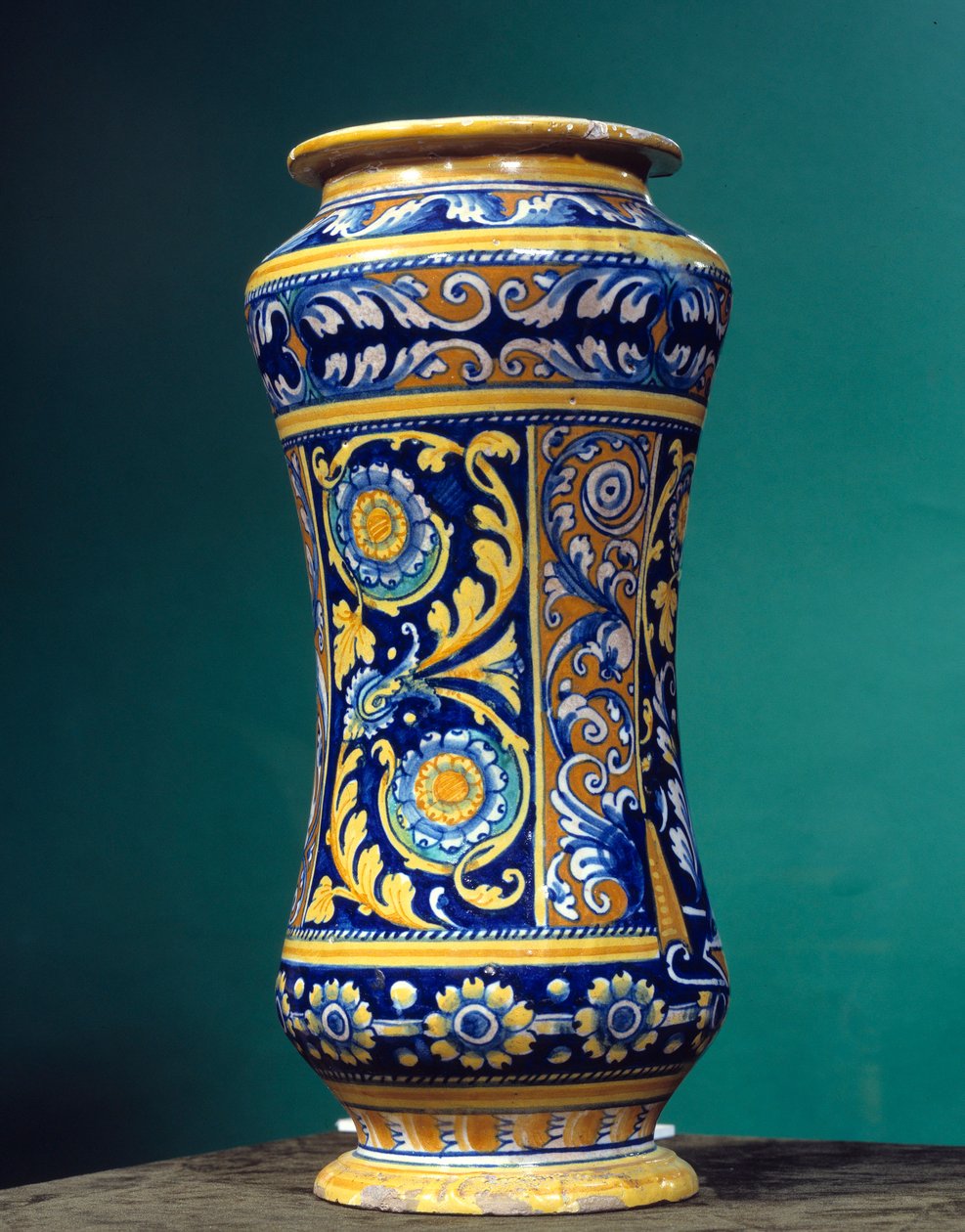 Cylindrisk vase albarello (et apotek) i majolic (maiolica) med skiftevis blå og orange gul baggrund. 1540-1550 af Italian School