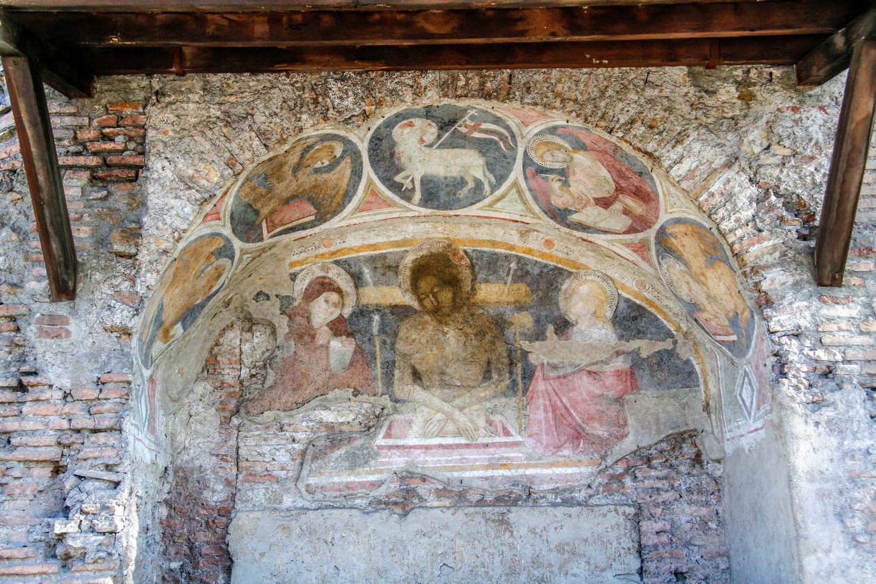 Aflejring af Kristus mellem Jomfru Maria, Johannes, med evangelistsymboler og Agnus Dei på buen af Italian School