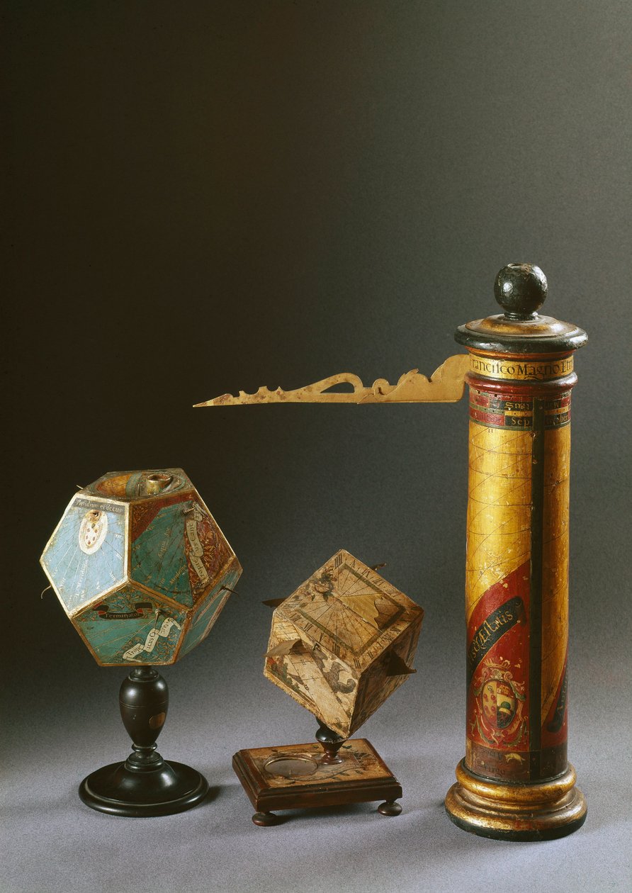 Forskellige typer af træsolur: højre cylindrisk ur lavet til Francesco I de Medici (Francois I de Medicis) (1541-1587); de to andre er polyedriske. Firenze fra det 16. århundrede, Istituto e Museo di Storia delle Scienze af Italian School