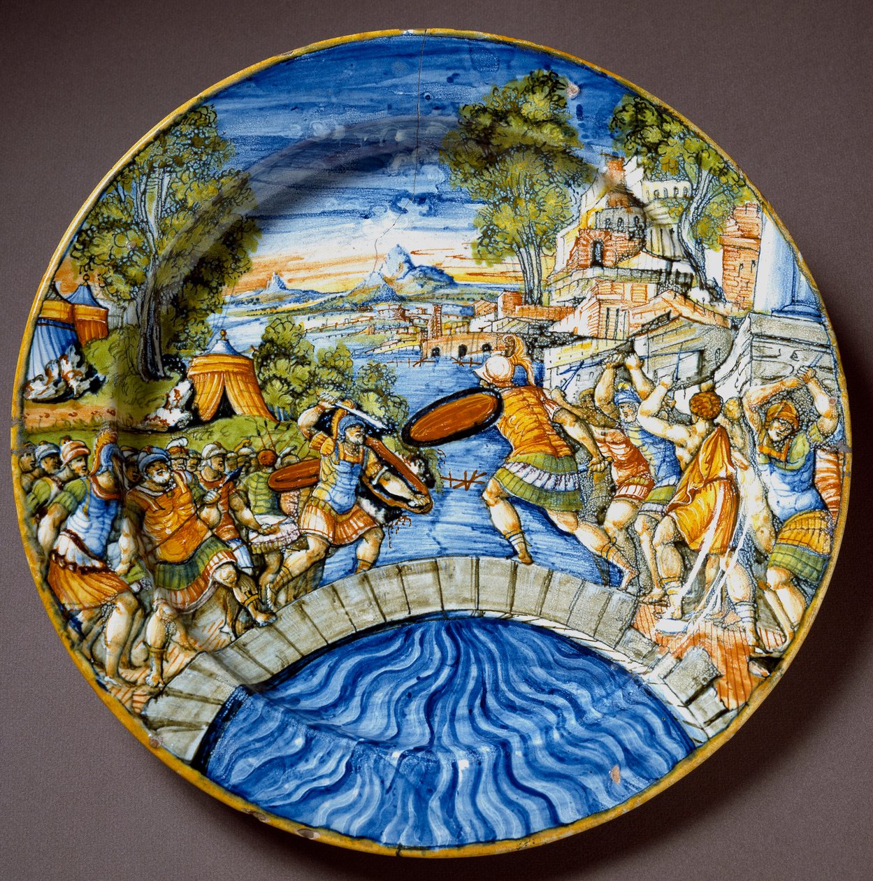 Episode af forsvaret af Sublicius-broen af de legendariske romerske helte Horatius Cocles under kampene mod den etruskiske keramiske plade produceret i Urbino i værkstedet Fontana, Italien. 1560 omkring Firenze, Museo Nazionale del Bargello af Italian School